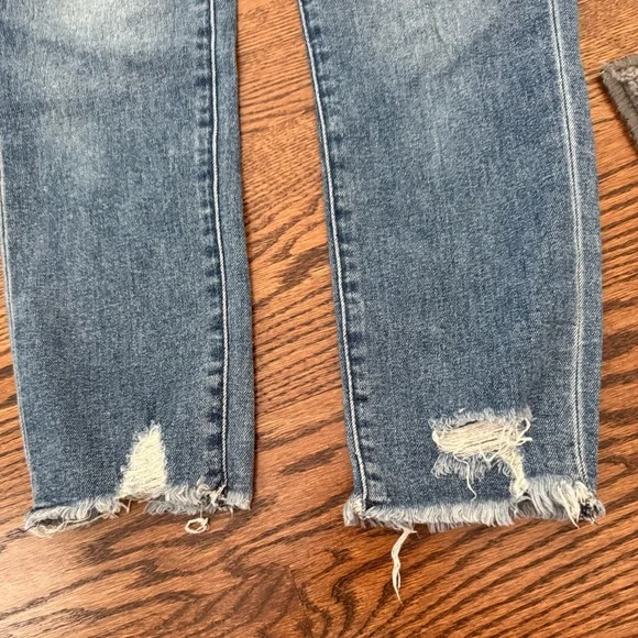 Joe’s Jeans The Charlie High Rise Skinny Crop Denim Size 26 Medium wash distress - Picture 3 of 9